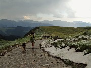 97 Trovato riparo madici fradici al Baitel, da dove a temporalone finito, scendiamo ai Piani dell'Avaro
